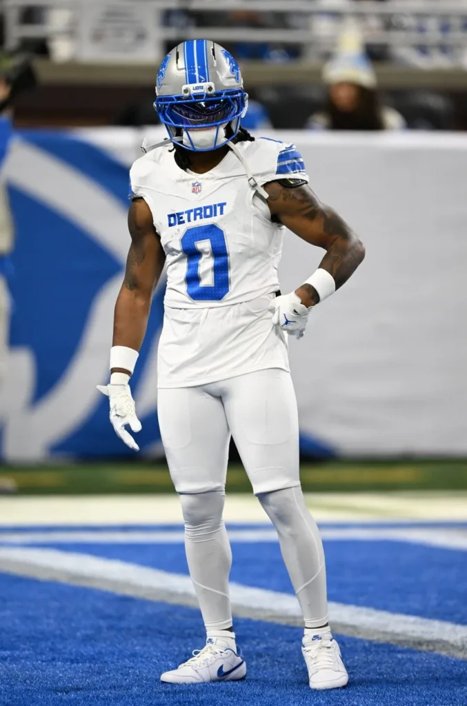 Jahmyr Gibbs warms up before a game against Cowboys