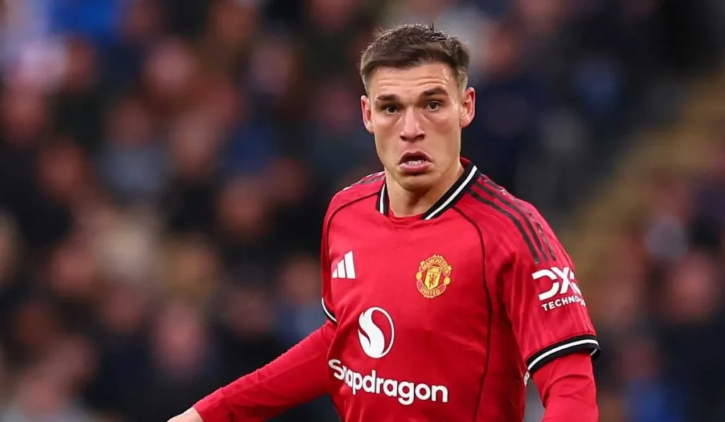 Manuel Ugarte play for Manchester United