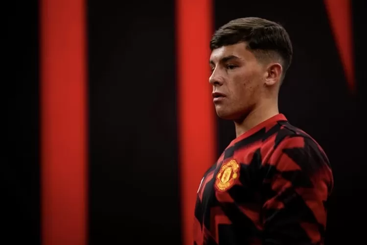 Shea Lacey training with the senior team