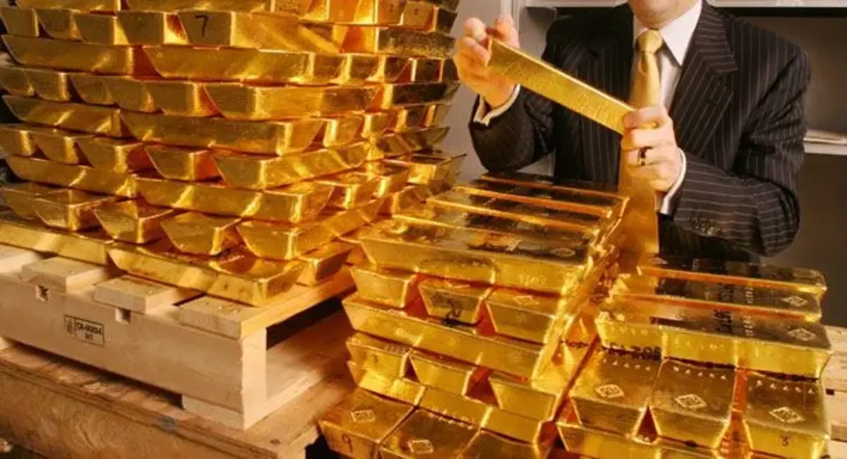 Gold Price Today $4,285 Rises Led by Silver Surge: Strategic Signal Ahead of Central Bank Decisions